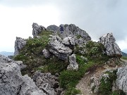 30 In cresta saliscendi tra massi e spuntoni rocciosi
